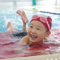 子供がバタ足している写真