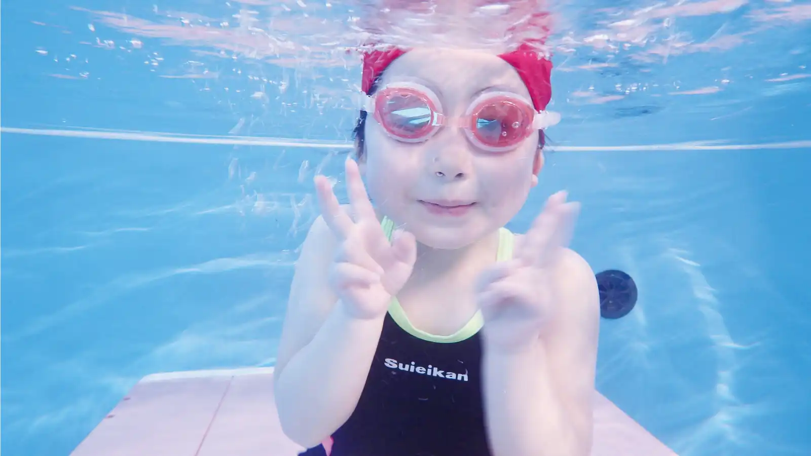 子供が水中にもぐっている写真