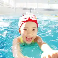 子供が板キックしている写真