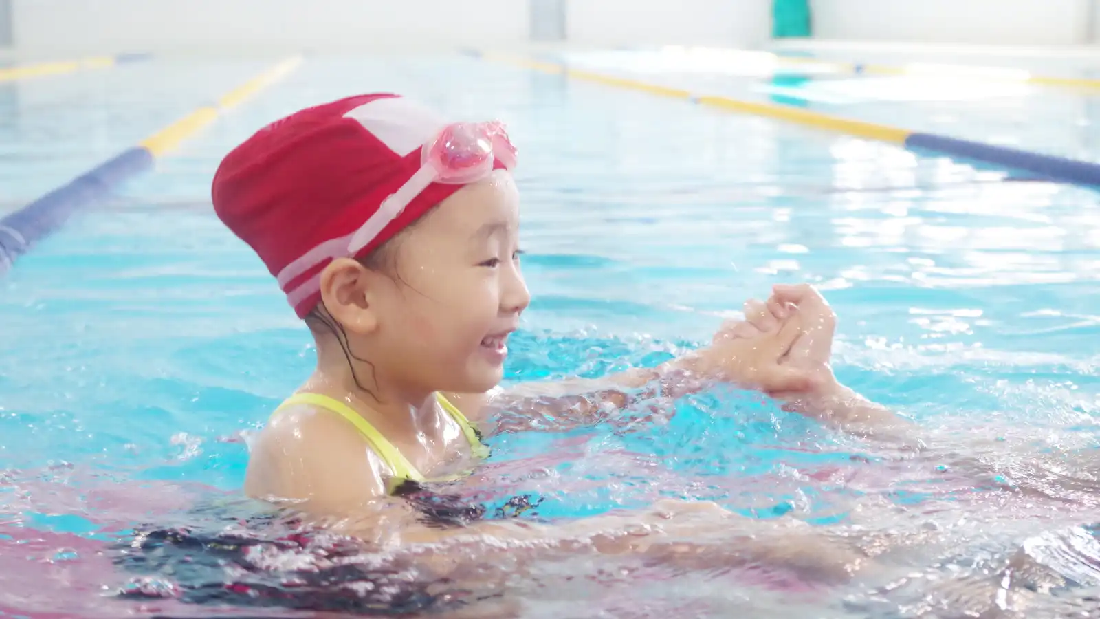 子供が赤板の上でバタ足している